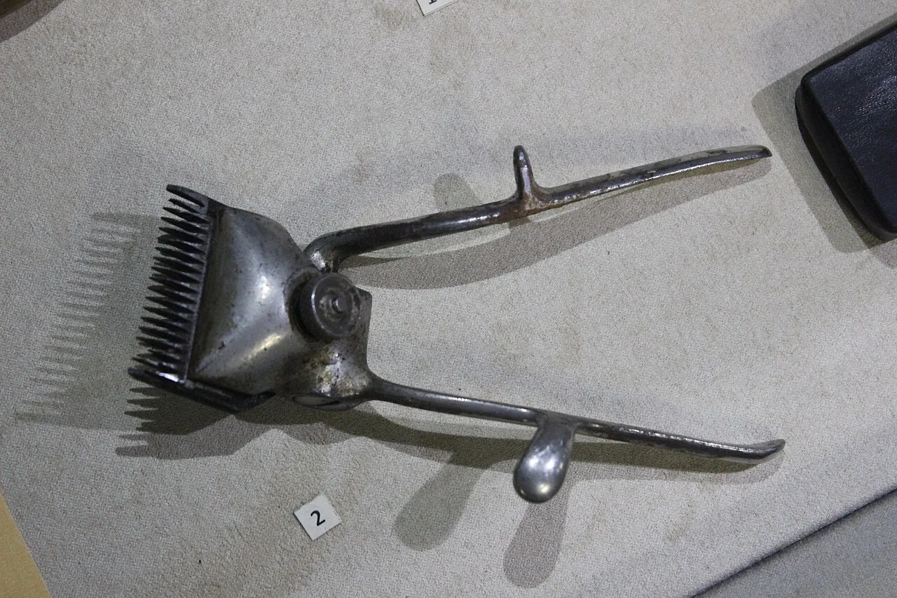 Antique manual hair clippers