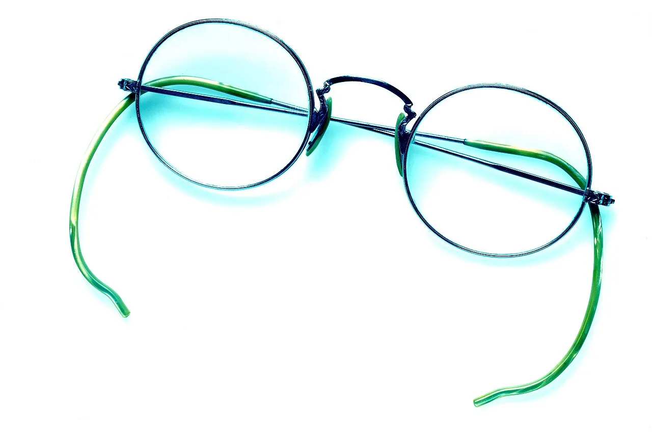 Round wire-frame spectacles